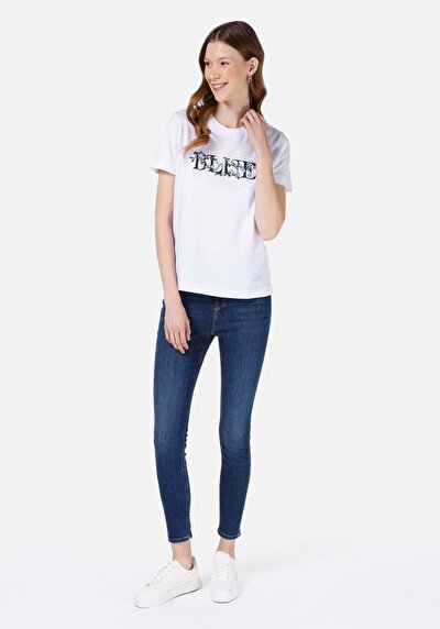 صورة من رقبة مستديرة نسائي أبيض بأكمام قصيرة تي شيرت