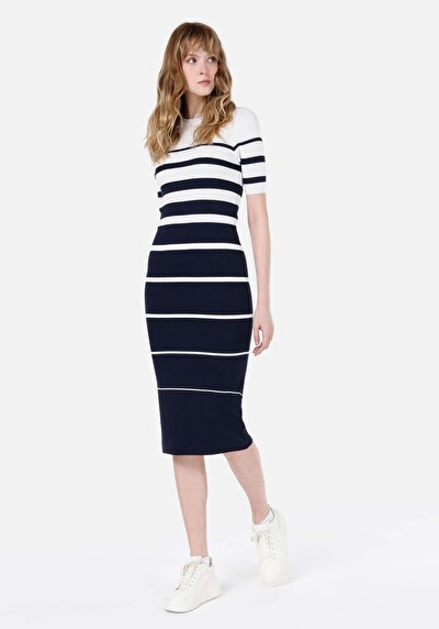 صورة من نحيف فستان نسائي أزرق داكن بأكمام قصيرة