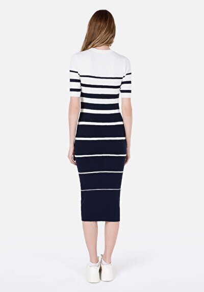 صورة من نحيف فستان نسائي أزرق داكن بأكمام قصيرة