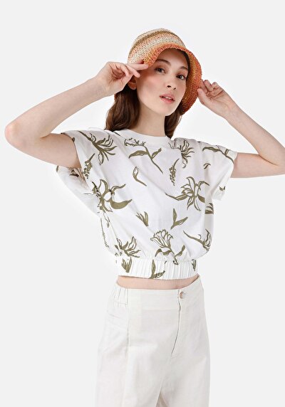 صورة من رقبة مستديرة نسائي أبيض بأكمام قصيرة تي شيرت