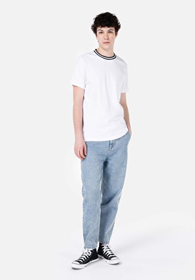 صورة من رقبة مستديرة مستقيم تي شيرت أبيض بأكمام قصيرة للرجال