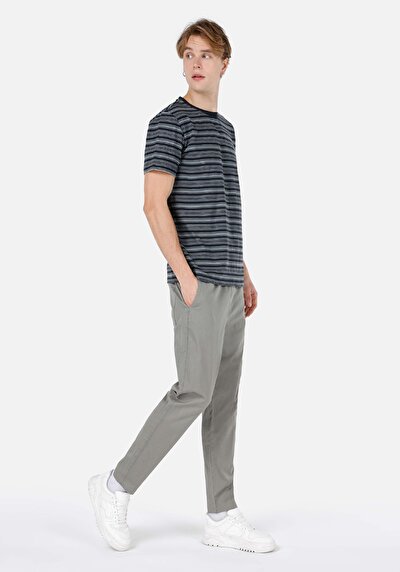 صورة من رقبة مستديرة مخطط رجالي أزرق كحلي كم قصير تي شيرت