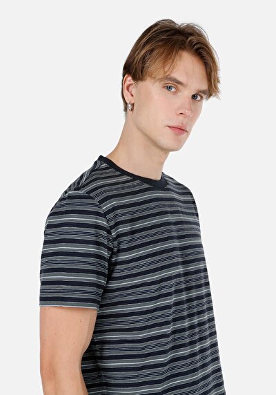 صورة من رقبة مستديرة مخطط رجالي أزرق كحلي كم قصير تي شيرت