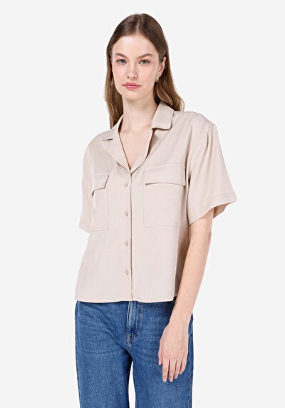 صورة من قميص عادي رقبة مستقيم نسائي بيج كم قصير قميص