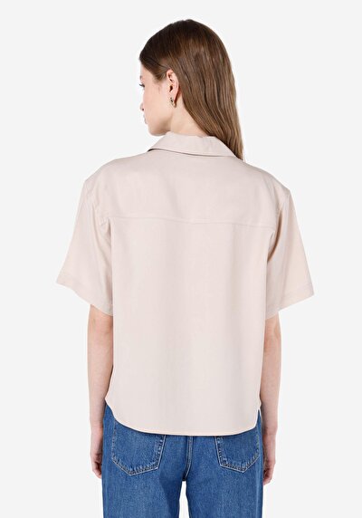 صورة من قميص عادي رقبة مستقيم نسائي بيج كم قصير قميص