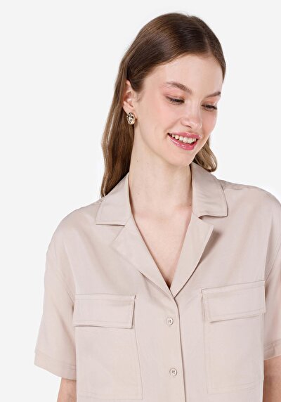 صورة من قميص عادي رقبة مستقيم نسائي بيج كم قصير قميص