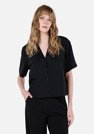 صورة من قميص عادي رقبة مستقيم قميص نسائي أسود كم قصير