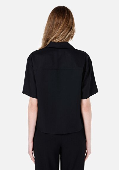 صورة من قميص عادي رقبة مستقيم قميص نسائي أسود كم قصير