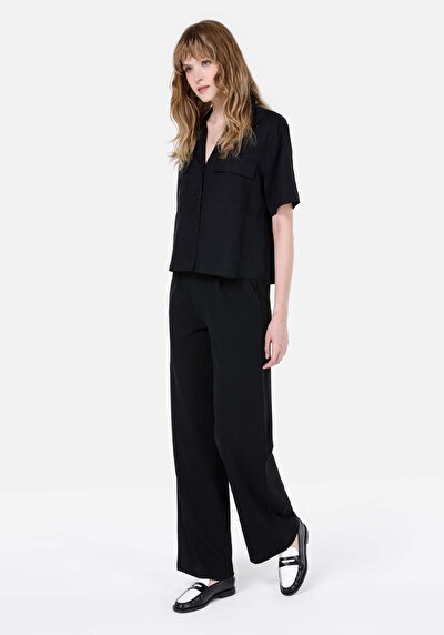 صورة من قميص عادي رقبة مستقيم قميص نسائي أسود كم قصير