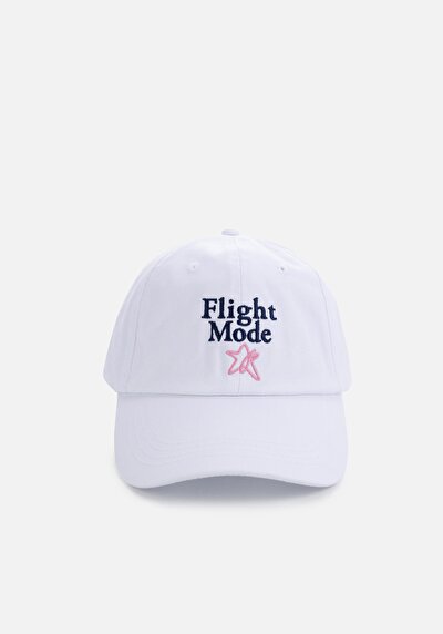 صورة من قبعة بيضاء نسائية