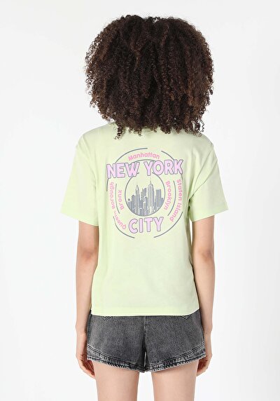 صورة من أخضر للنساء تي شيرت بأكمام قصيرة