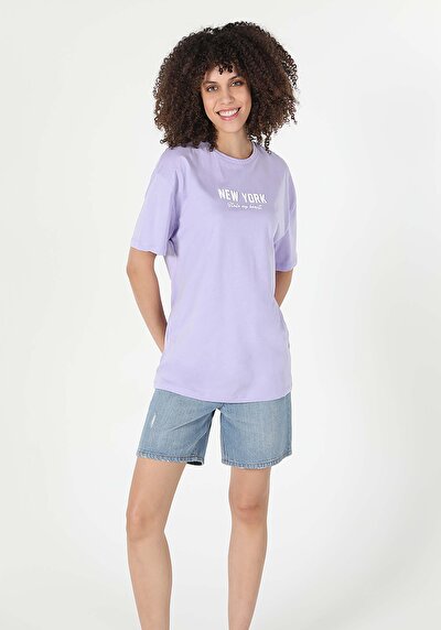 صورة من أرجواني للنساء تي شيرت بأكمام قصيرة