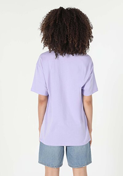 صورة من أرجواني للنساء تي شيرت بأكمام قصيرة