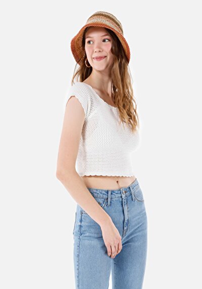 صورة من كنزة نسائية بيضاء سليمة