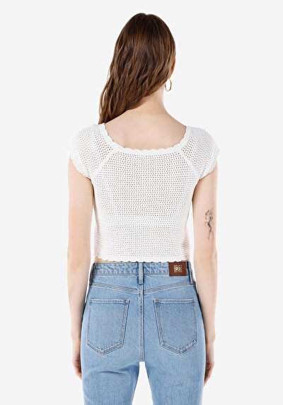 صورة من كنزة نسائية بيضاء سليمة