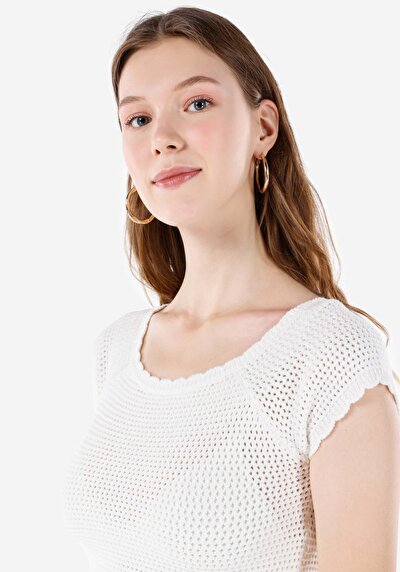 صورة من كنزة نسائية بيضاء سليمة