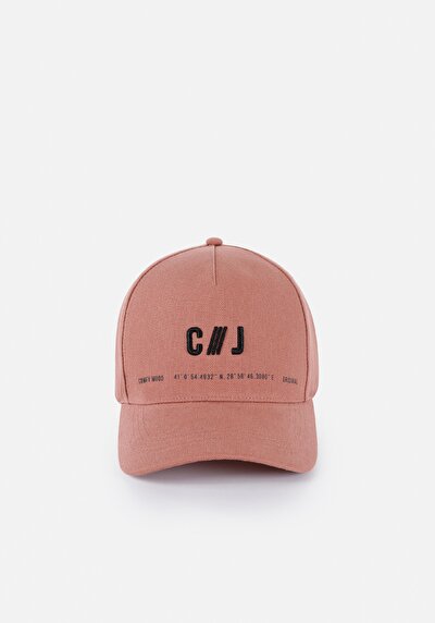 صورة من قبعة وردية للرجال