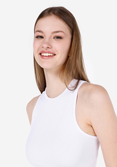 صورة من سليم فيت بلوزة دبابة بيضاء للنساء