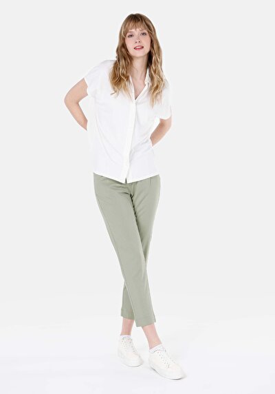 صورة من أبيض للنساء تي شيرت بأكمام قصيرة