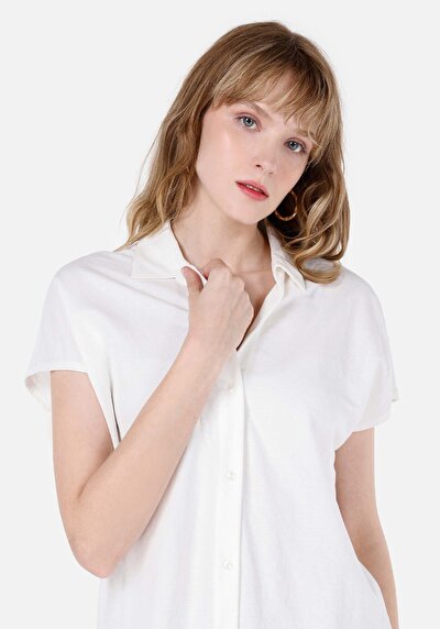 صورة من أبيض للنساء تي شيرت بأكمام قصيرة