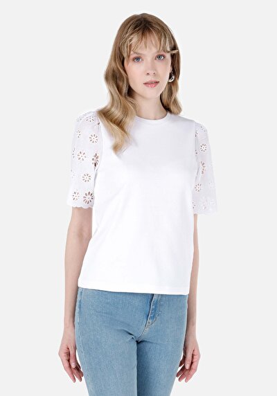 صورة من أبيض للنساء تي شيرت بأكمام قصيرة