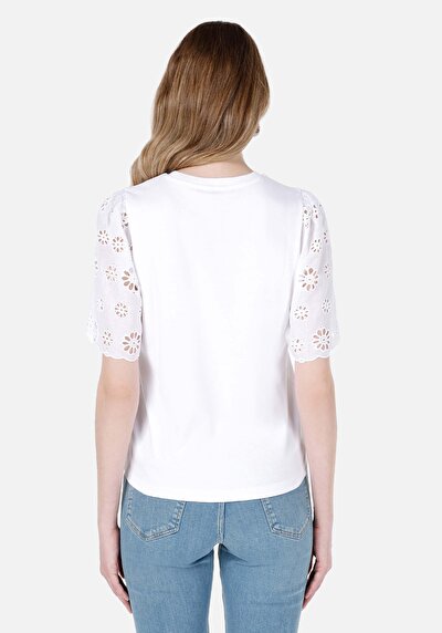 صورة من أبيض للنساء تي شيرت بأكمام قصيرة