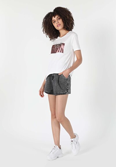 صورة من   رقبة مستديرة مطبوعة نسائية أبيض قصيرة أكمام تي شيرت