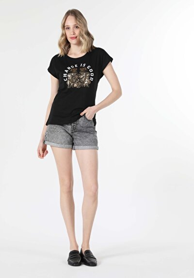 صورة من أسود للنساء تي شيرت بأكمام قصيرة