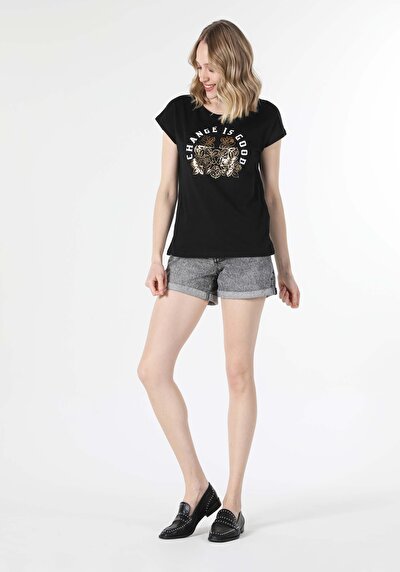 صورة من أسود للنساء تي شيرت بأكمام قصيرة