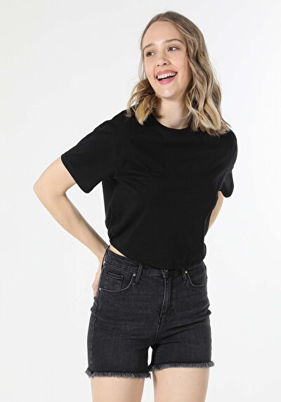 صورة من أسود للنساء تي شيرت بأكمام قصيرة