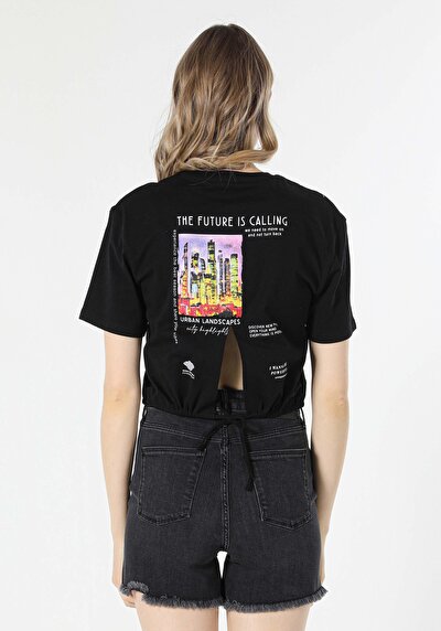 صورة من أسود للنساء تي شيرت بأكمام قصيرة