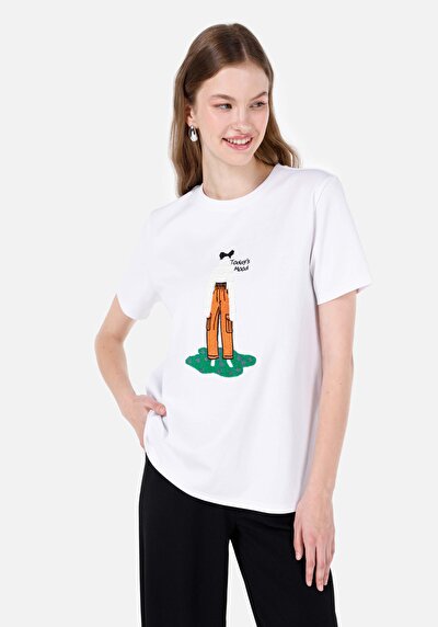 صورة من   رقبة مستديرة نسائي أبيض بأكمام قصيرة تي شيرت