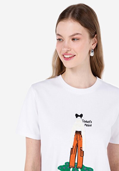 صورة من رقبة مستديرة نسائي أبيض بأكمام قصيرة تي شيرت