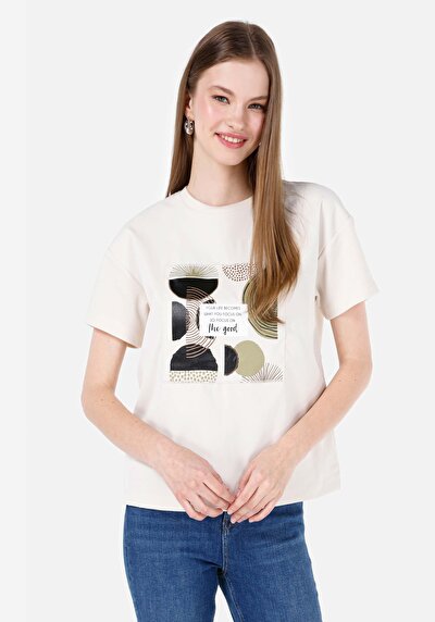 صورة من بيج فاتح للنساء تي شيرت بأكمام قصيرة