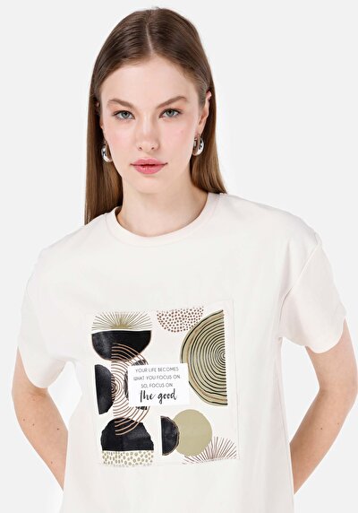 صورة من بيج فاتح للنساء تي شيرت بأكمام قصيرة