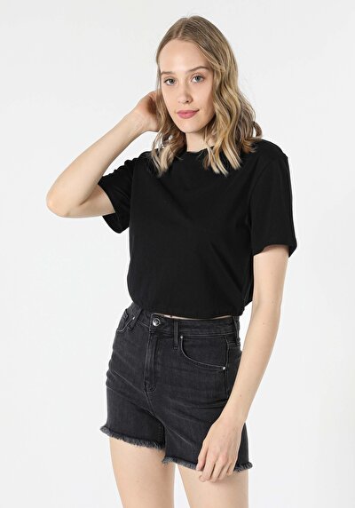 صورة من أسود للنساء تي شيرت بأكمام قصيرة