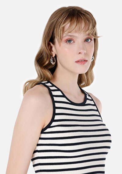 صورة من سليم فيت نسائي بلوزة دبابة باللون الأزرق الداكن