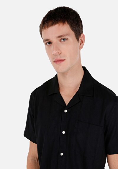 صورة من قميص عادي رقبة مستقيم رجالي أسود كم قصير قميص