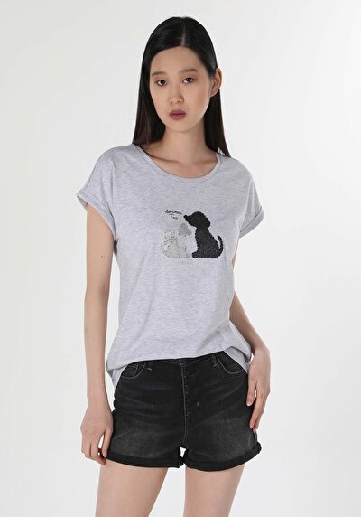 صورة من رمادي للنساء تي شيرت بأكمام قصيرة