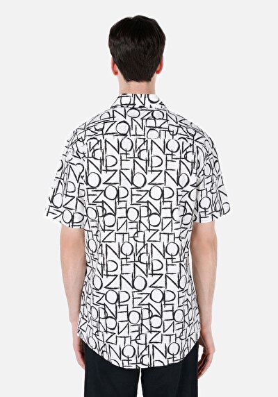 صورة من قميص عادي مناسب رقبة مطبوع قميص أبيض قصير الأكمام للرجال