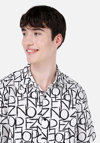 صورة من قميص عادي مناسب رقبة مطبوع قميص أبيض قصير الأكمام للرجال