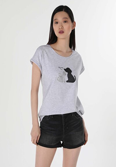 صورة من رمادي للنساء تي شيرت بأكمام قصيرة