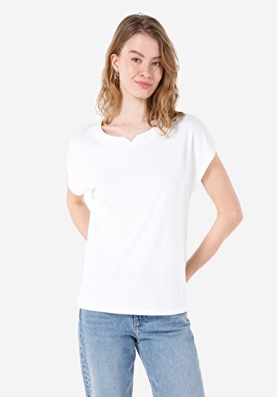 صورة من   رقبة مستديرة مستقيم نسائي أبيض بأكمام قصيرة تي شيرت