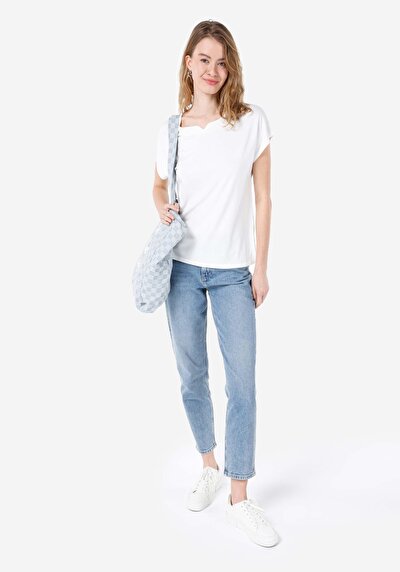 صورة من رقبة مستديرة مستقيم نسائي أبيض بأكمام قصيرة تي شيرت