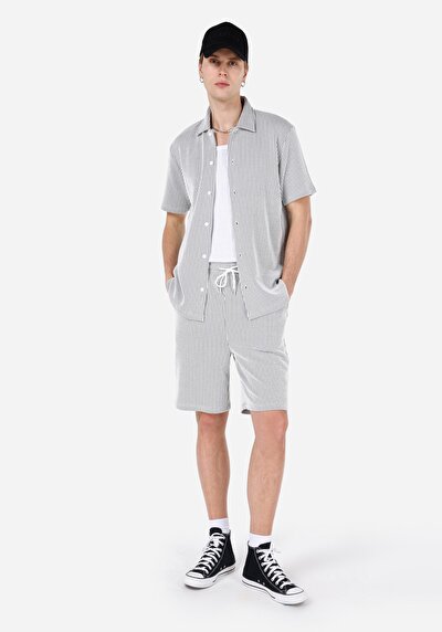صورة من قصة عادية متوسطة الخصر مخطط شورت رجالي رمادي