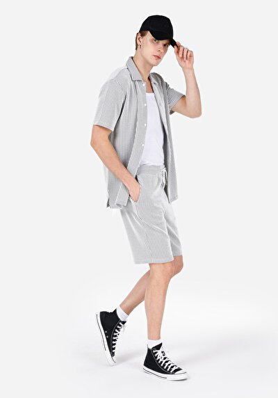 صورة من قصة عادية متوسطة الخصر مخطط شورت رجالي رمادي