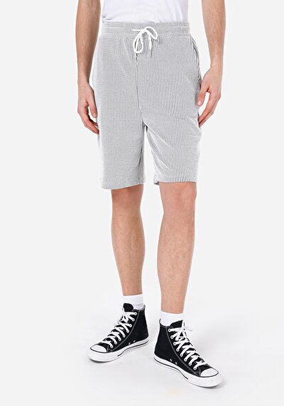 صورة من قصة عادية متوسطة الخصر مخطط شورت رجالي رمادي