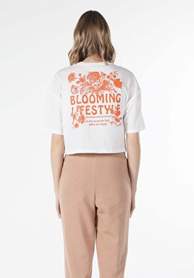 صورة من أبيض للنساء تي شيرت بأكمام قصيرة