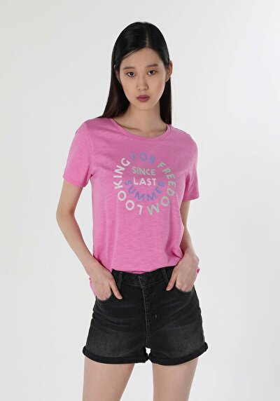 صورة من وردي للنساء تي شيرت بأكمام قصيرة