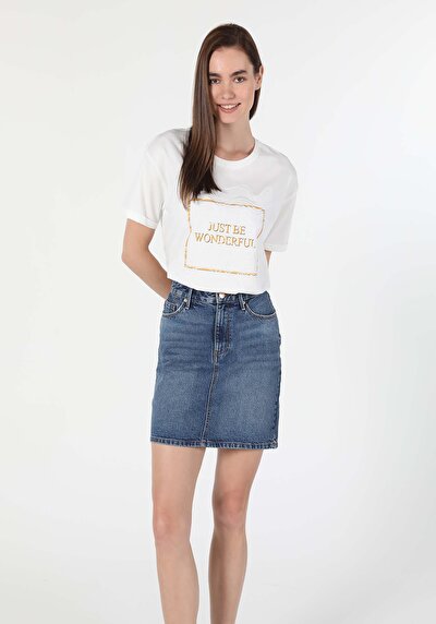 صورة من أبيض للنساء تي شيرت بأكمام قصيرة